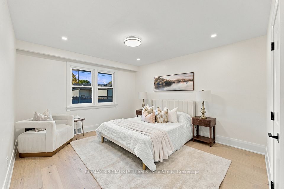 10 Dumbarton Road, Toronto, ON M8Z 3P5 25