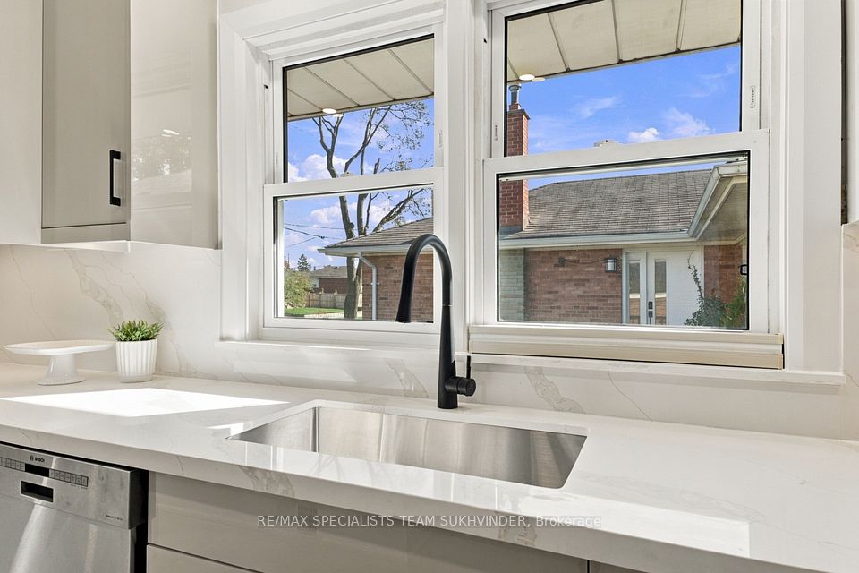 10 Dumbarton Road, Toronto, ON M8Z 3P5 16