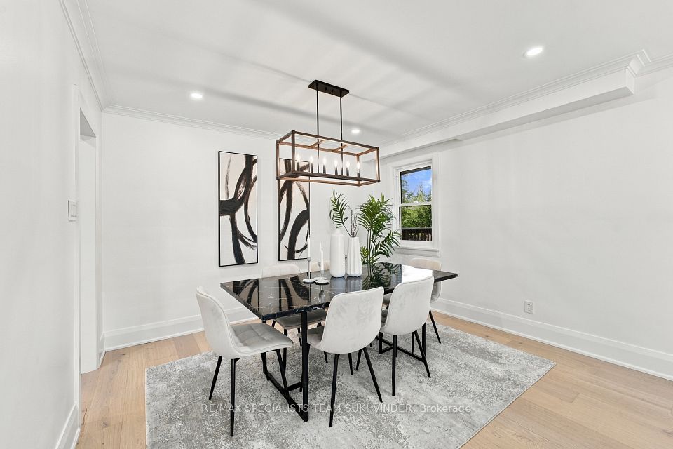 10 Dumbarton Road, Toronto, ON M8Z 3P5 11