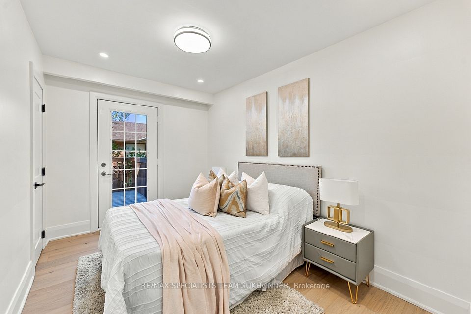10 Dumbarton Road, Toronto, ON M8Z 3P5 22