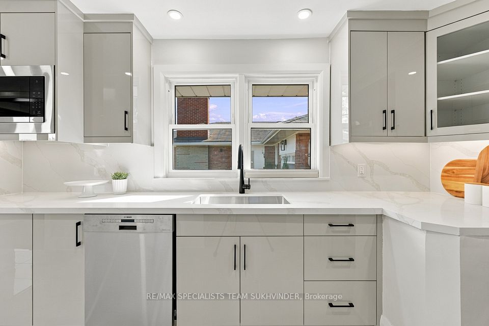 10 Dumbarton Road, Toronto, ON M8Z 3P5 15