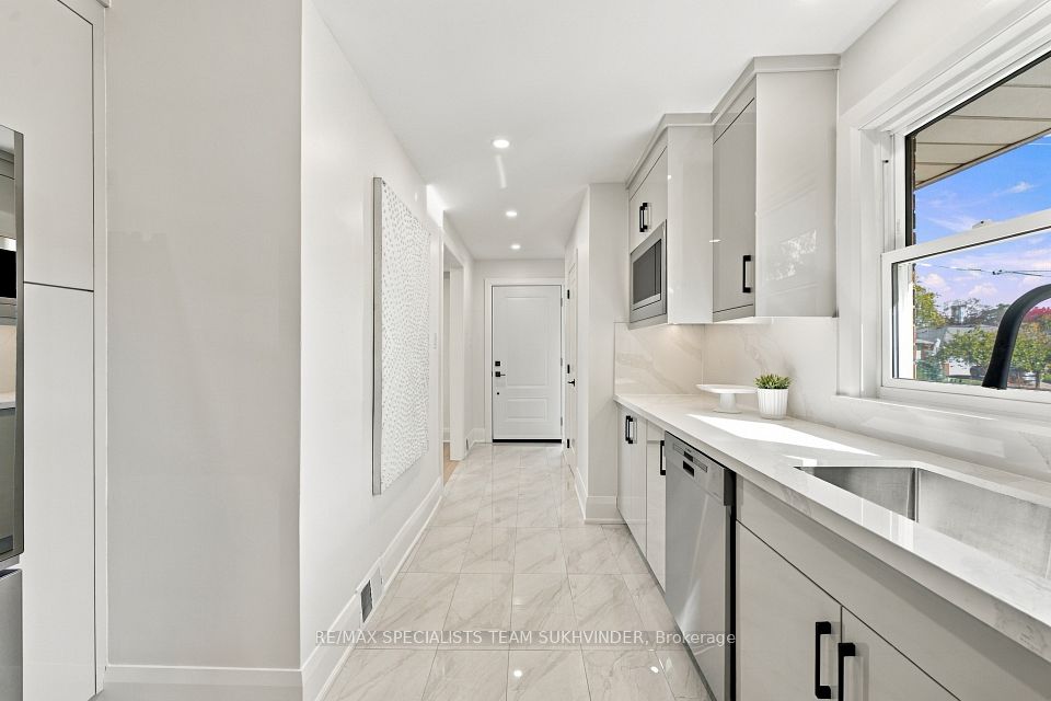 10 Dumbarton Road, Toronto, ON M8Z 3P5 14