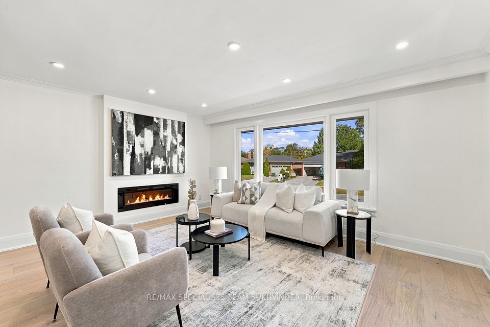10 Dumbarton Road, Toronto, ON M8Z 3P5 8