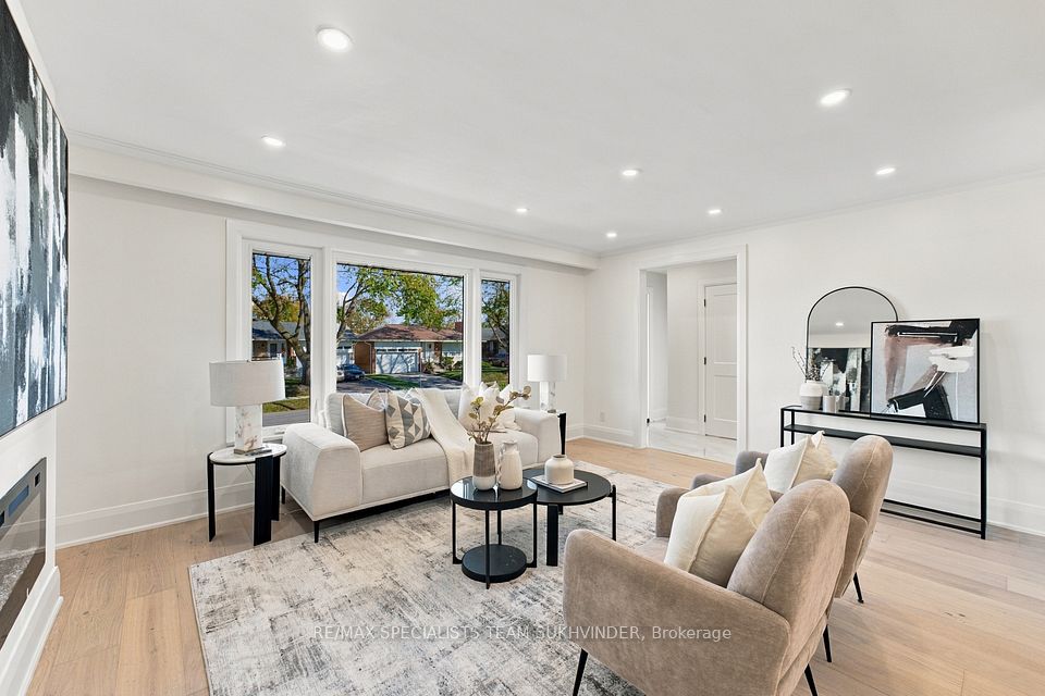 10 Dumbarton Road, Toronto, ON M8Z 3P5 9