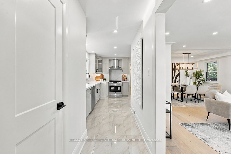 10 Dumbarton Road, Toronto, ON M8Z 3P5 7