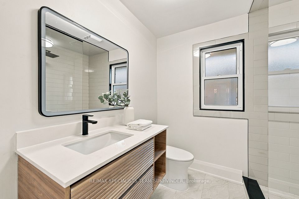 10 Dumbarton Road, Toronto, ON M8Z 3P5 23