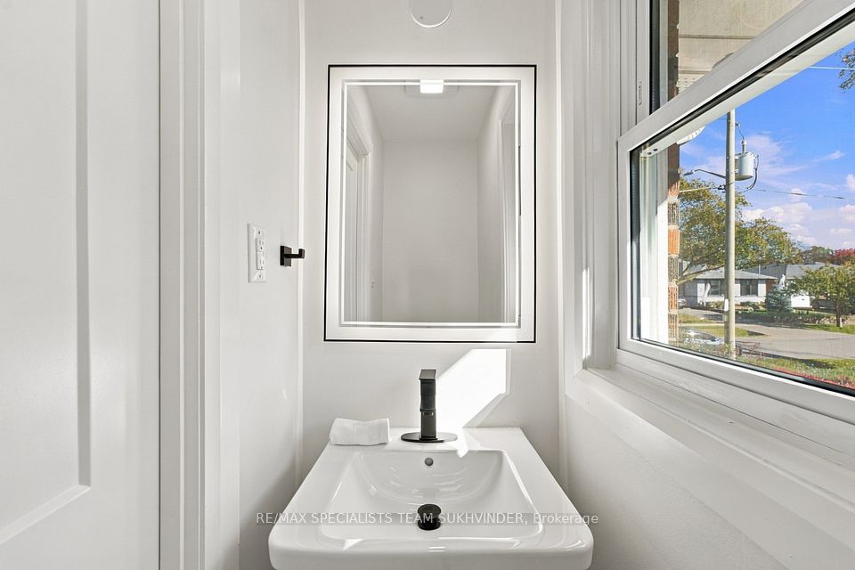 10 Dumbarton Road, Toronto, ON M8Z 3P5 20