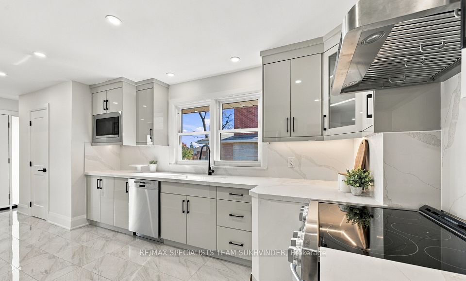 10 Dumbarton Road, Toronto, ON M8Z 3P5 13