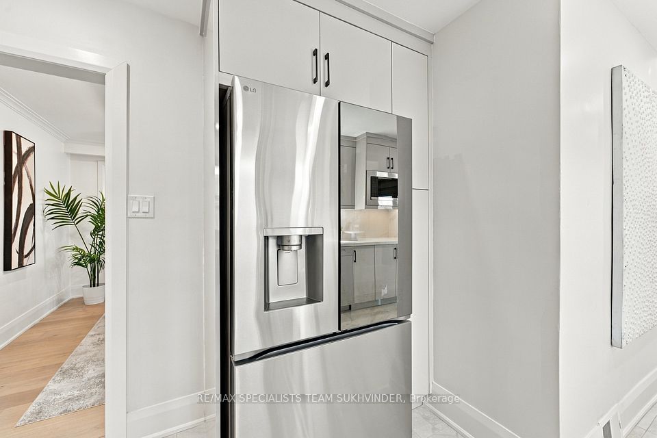 10 Dumbarton Road, Toronto, ON M8Z 3P5 19