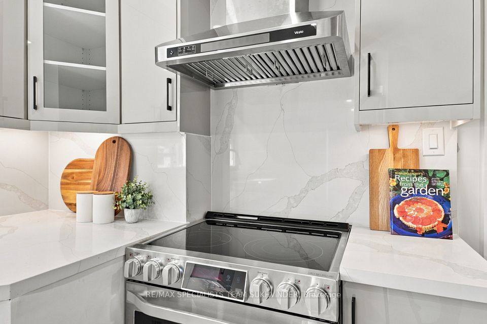 10 Dumbarton Road, Toronto, ON M8Z 3P5 18