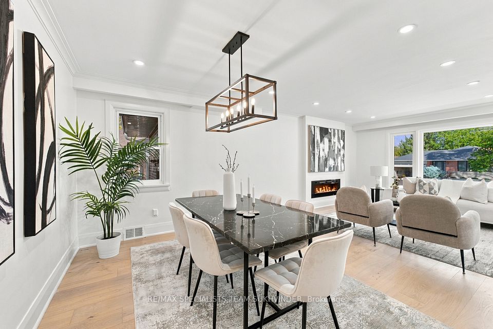 10 Dumbarton Road, Toronto, ON M8Z 3P5 12