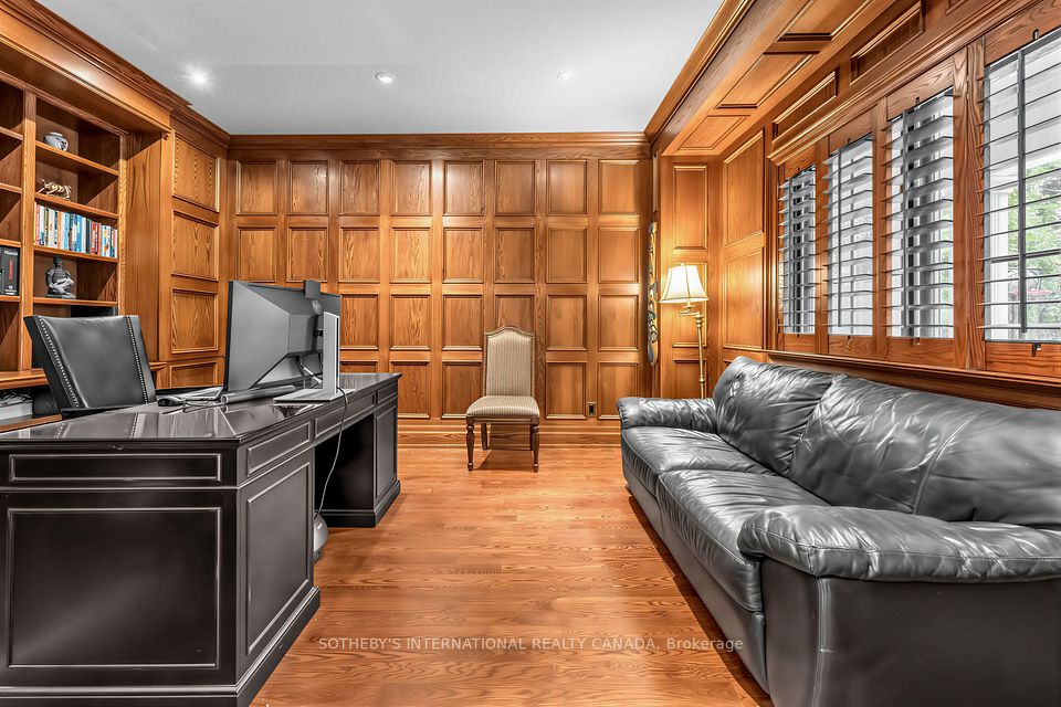407 Cairncroft Road, Oakville, ON L6J 4M8 9