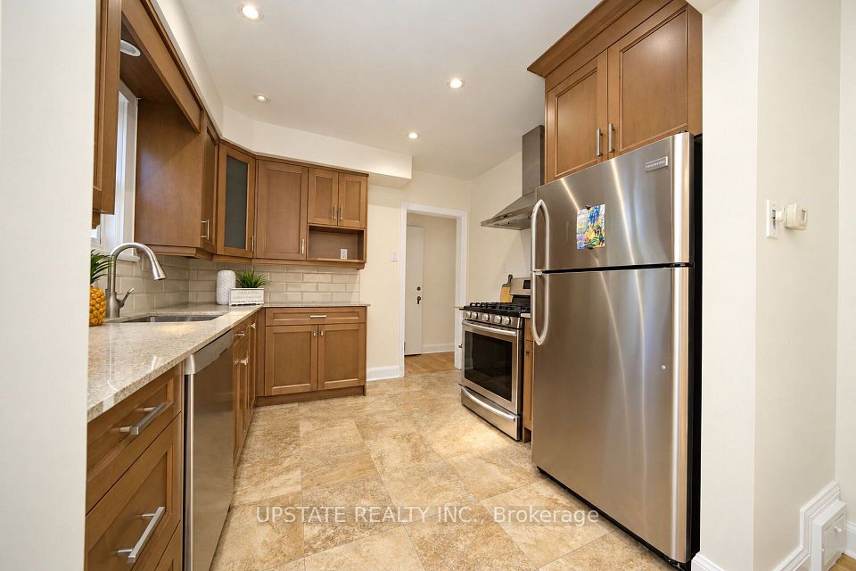 9 Elderidge Avenue, Toronto, ON M8Y 2C4 18