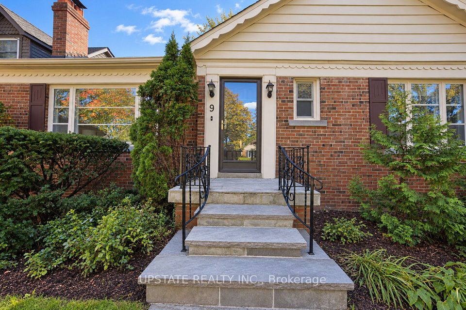 9 Elderidge Avenue, Toronto, ON M8Y 2C4 4