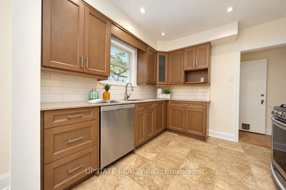 9 Elderidge Avenue, Toronto, ON M8Y 2C4 21
