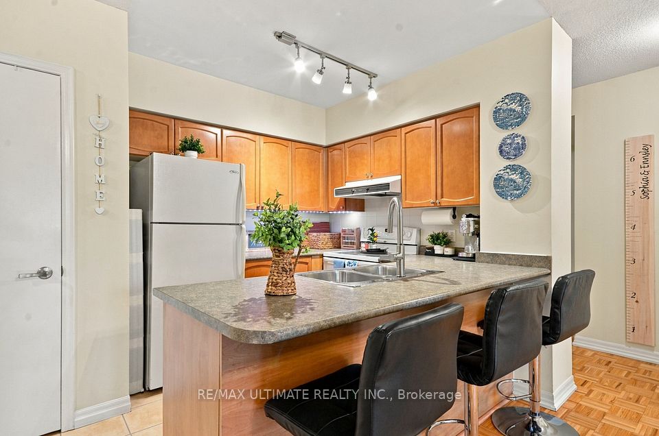 38 Fontenay Court 501, Toronto, ON M9A 5H5 3