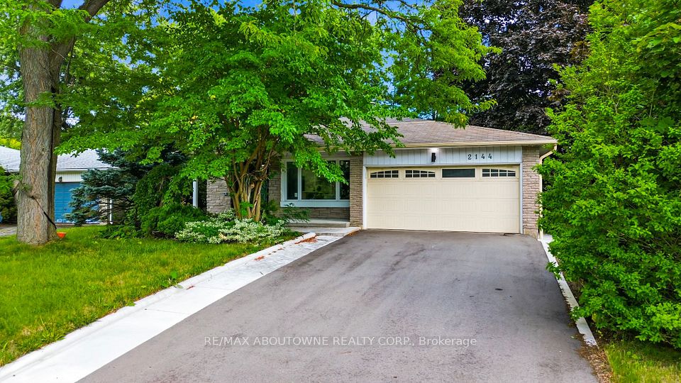 Detached at 2144 Rebecca Street, Oakville, ON L6L 2A5