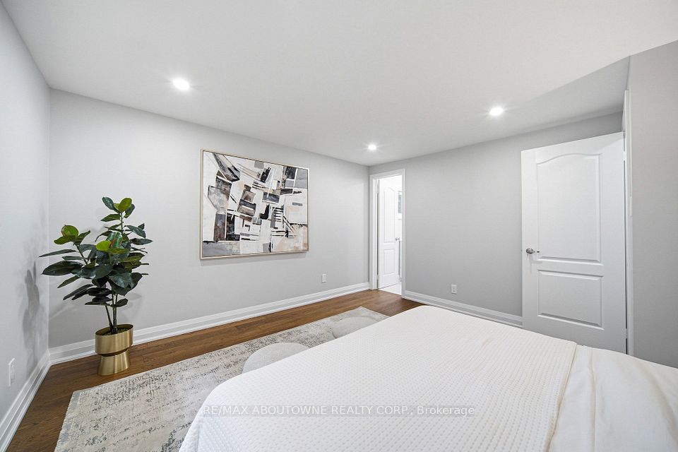 2144 Rebecca Street, Oakville, ON L6L 2A5 20