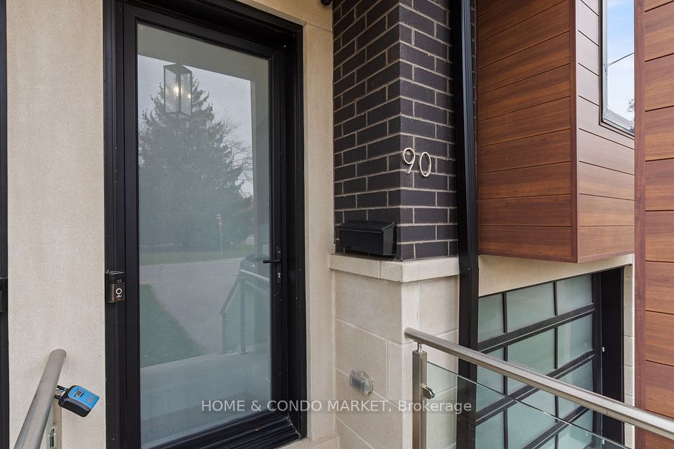 90 Gort Avenue, Toronto, ON M8W 1X4 4