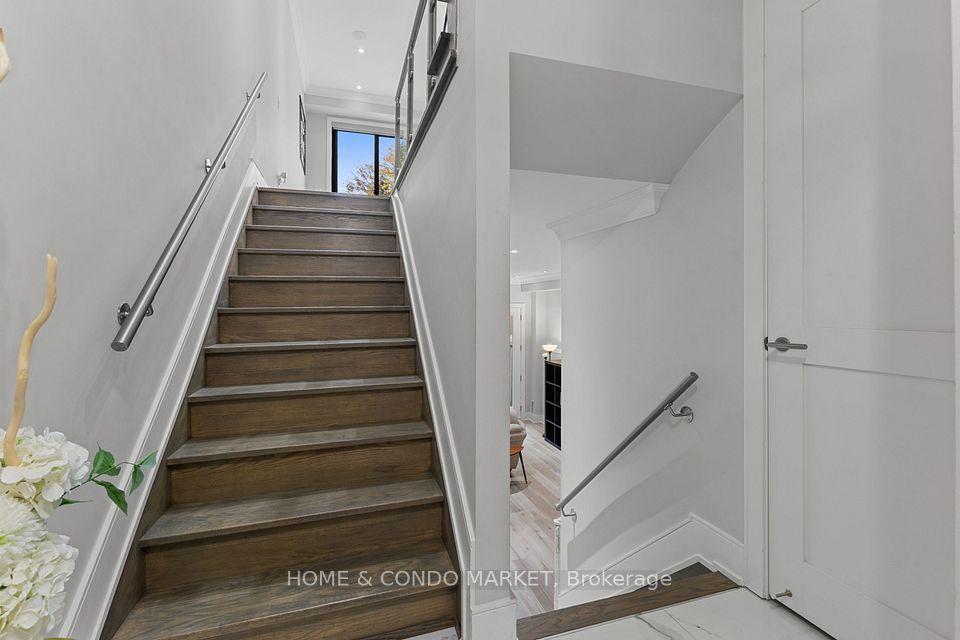 90 Gort Avenue, Toronto, ON M8W 1X4 18