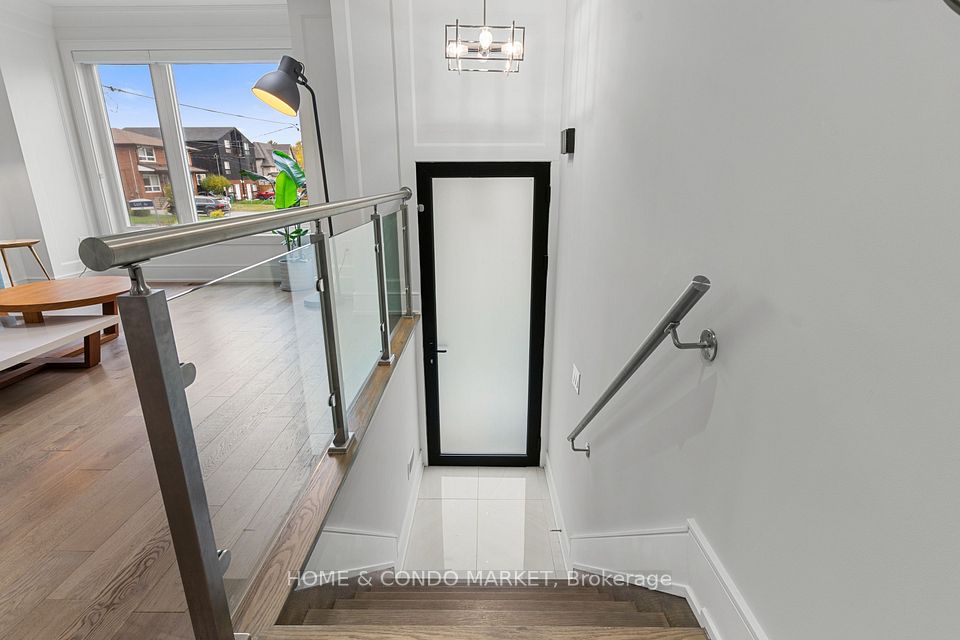 90 Gort Avenue, Toronto, ON M8W 1X4 5