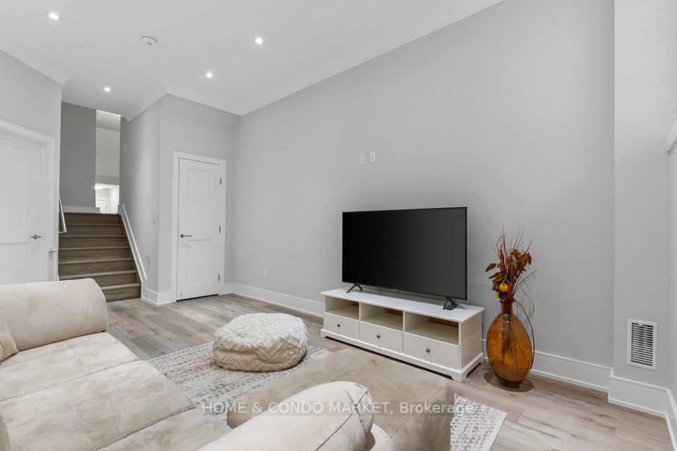 90 Gort Avenue, Toronto, ON M8W 1X4 19