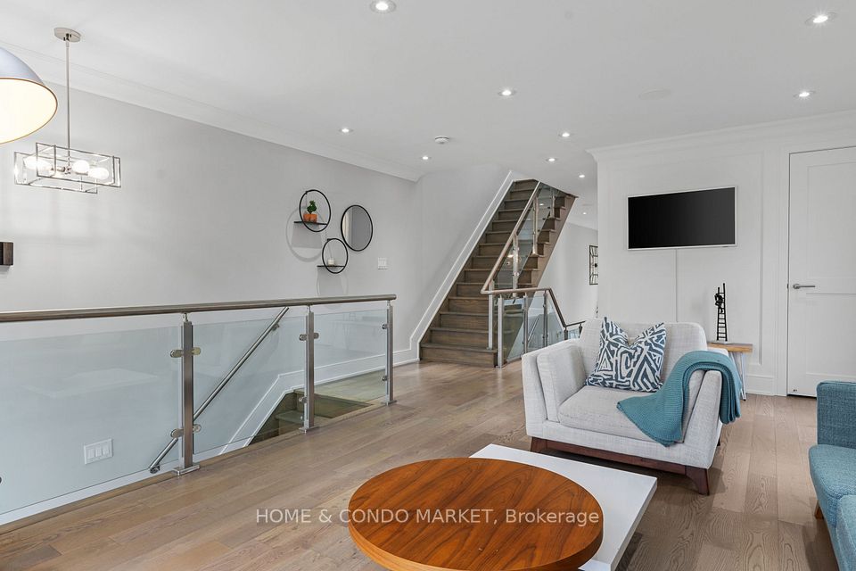 90 Gort Avenue, Toronto, ON M8W 1X4 9