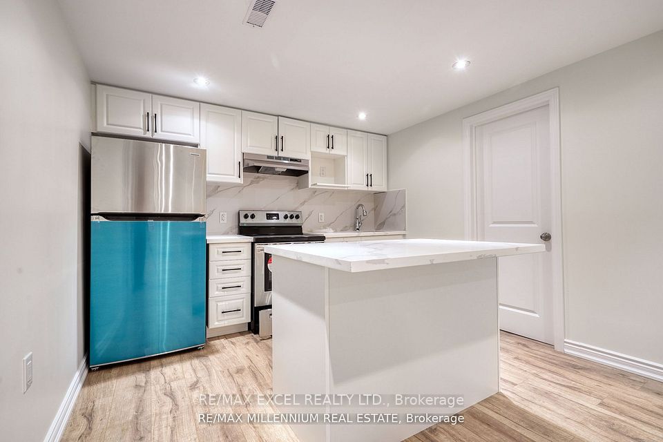 33 Orpington Crescent Lower, Toronto, ON M9V 3E2 3