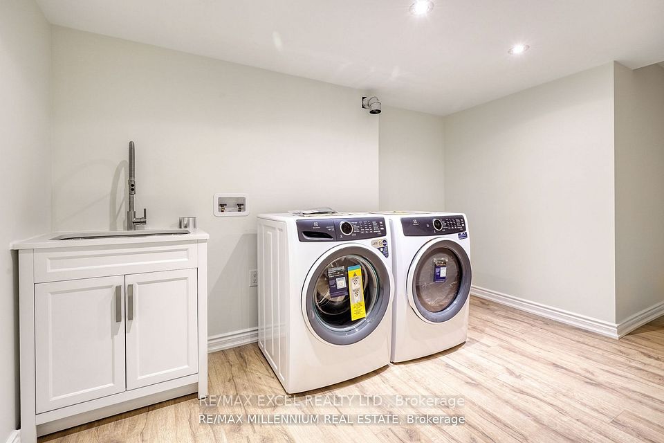 33 Orpington Crescent Lower, Toronto, ON M9V 3E2 6