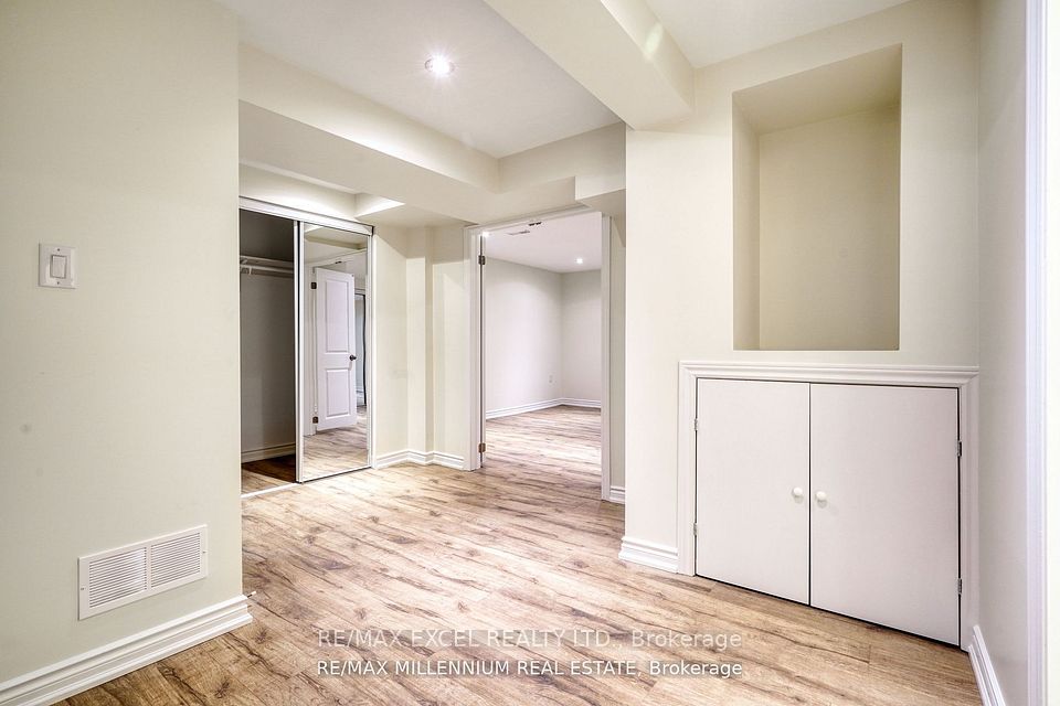 33 Orpington Crescent Lower, Toronto, ON M9V 3E2 8