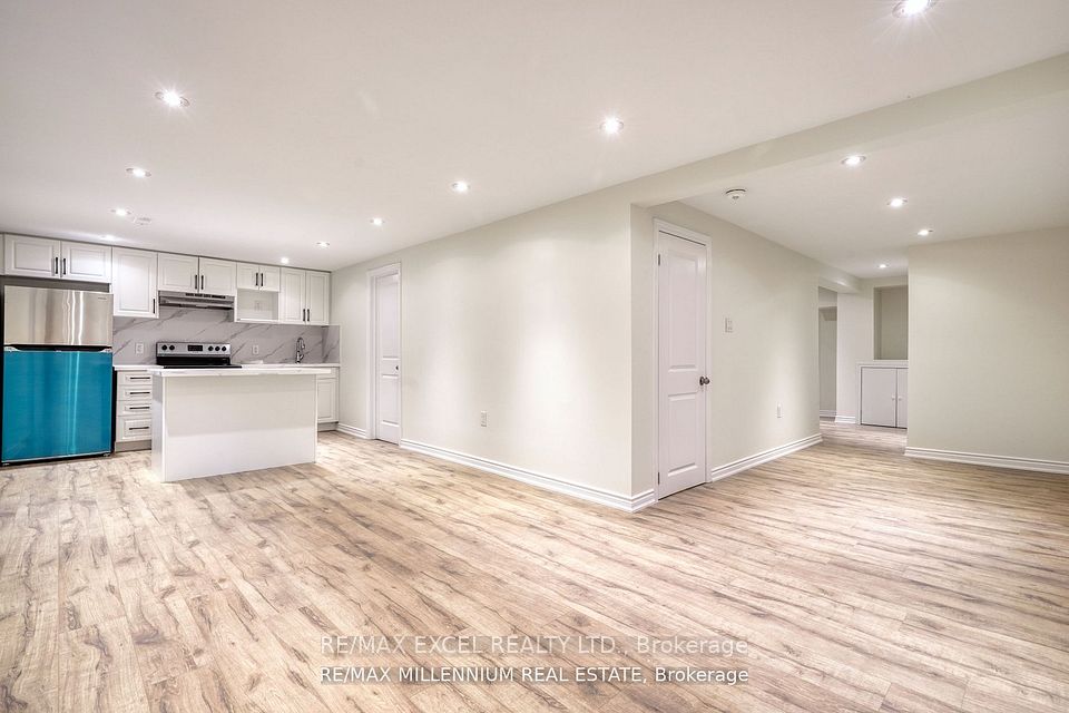 33 Orpington Crescent Lower, Toronto, ON M9V 3E2 5