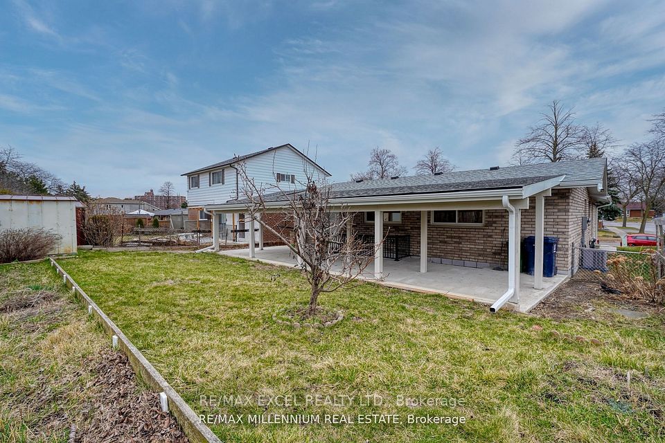33 Orpington Crescent Lower, Toronto, ON M9V 3E2 2