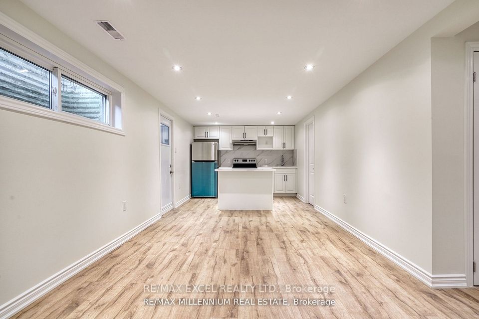 33 Orpington Crescent Lower, Toronto, ON M9V 3E2 4