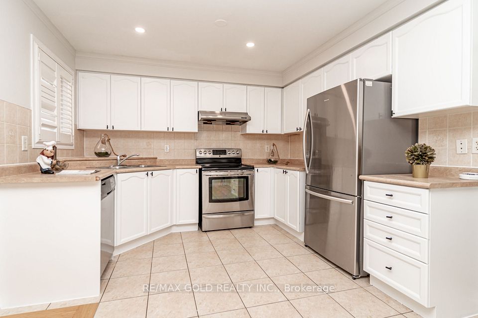 34 Jingle Crescent, Brampton, ON L6S 0B2 14