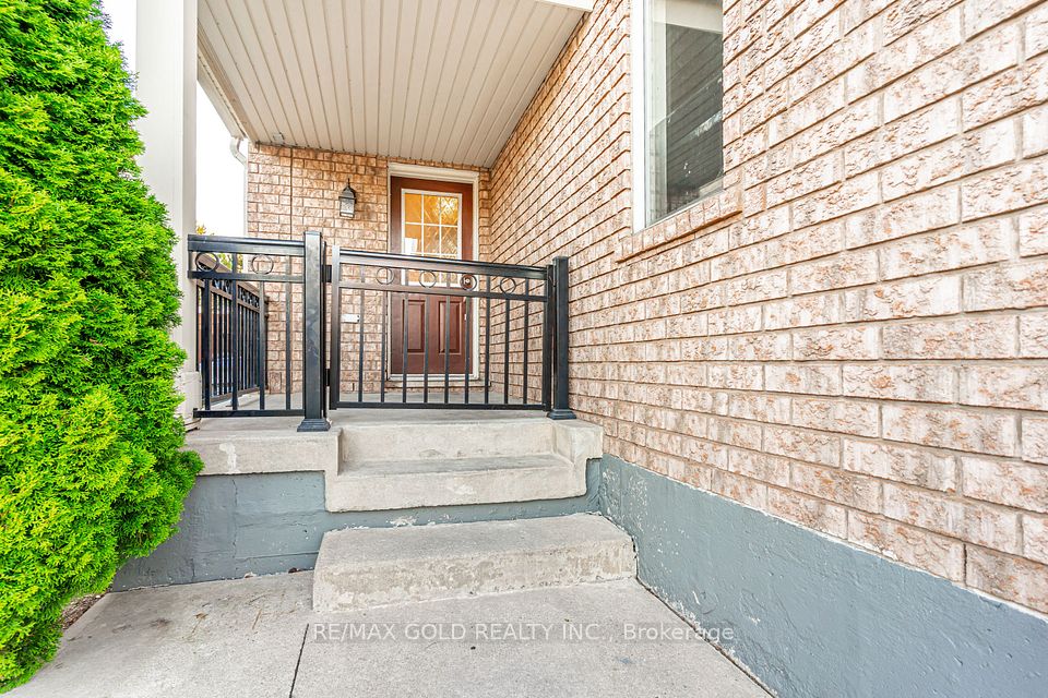 34 Jingle Crescent, Brampton, ON L6S 0B2 4