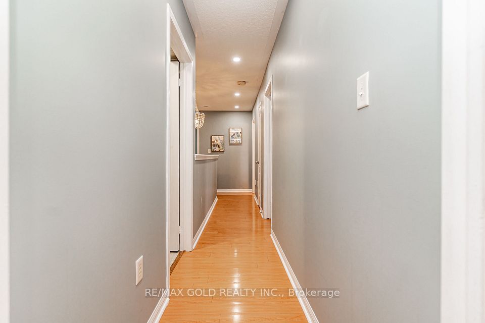 34 Jingle Crescent, Brampton, ON L6S 0B2 25
