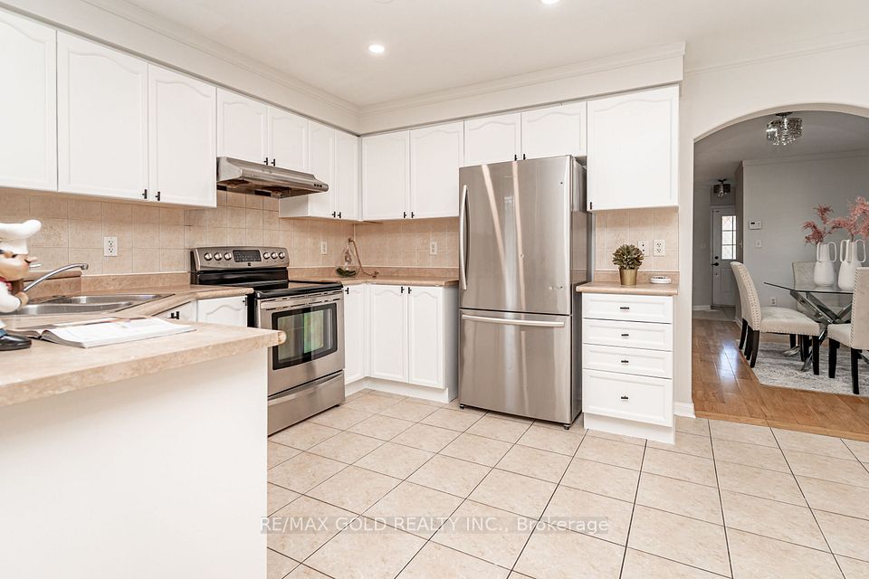 34 Jingle Crescent, Brampton, ON L6S 0B2 16