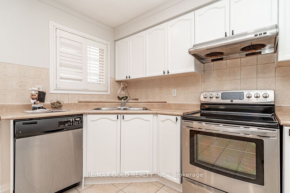 34 Jingle Crescent, Brampton, ON L6S 0B2 15