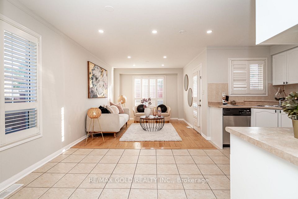 34 Jingle Crescent, Brampton, ON L6S 0B2 12