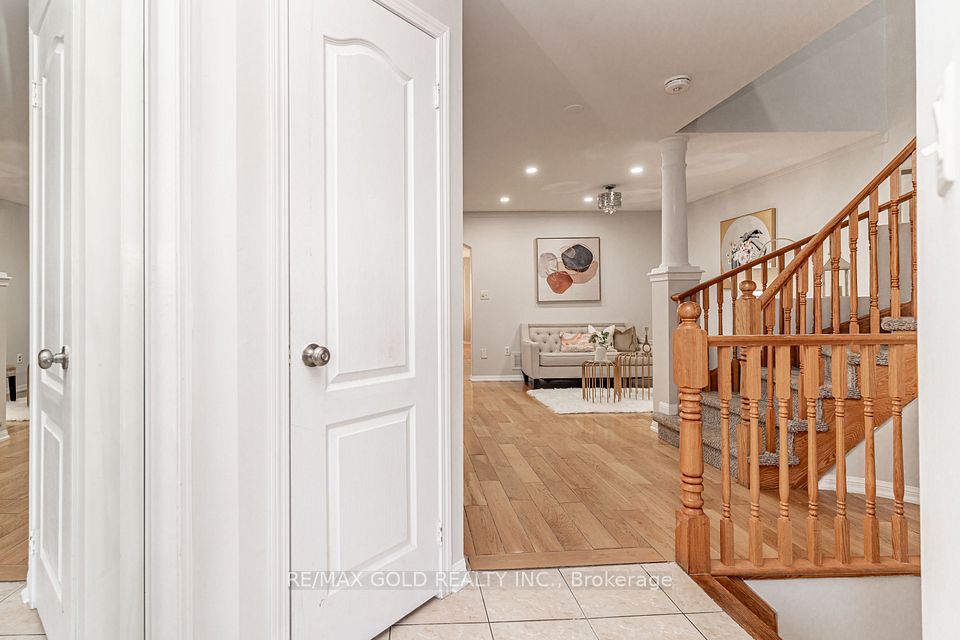 34 Jingle Crescent, Brampton, ON L6S 0B2 5