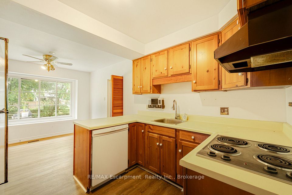 326 Walkers Line, Burlington, ON L7N 2C7 5