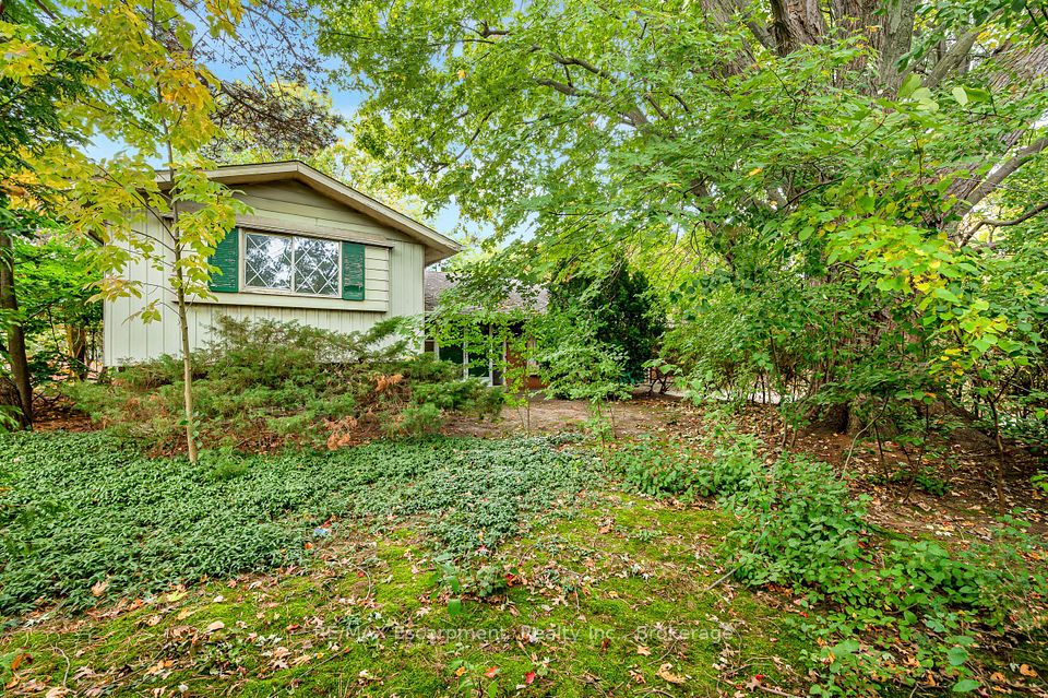 326 Walkers Line, Burlington, ON L7N 2C7 3