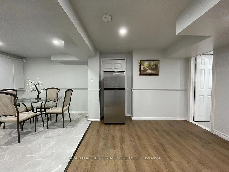 299 Rockcliffe Gardens Lower, Mississauga, ON L5R 1S1 4