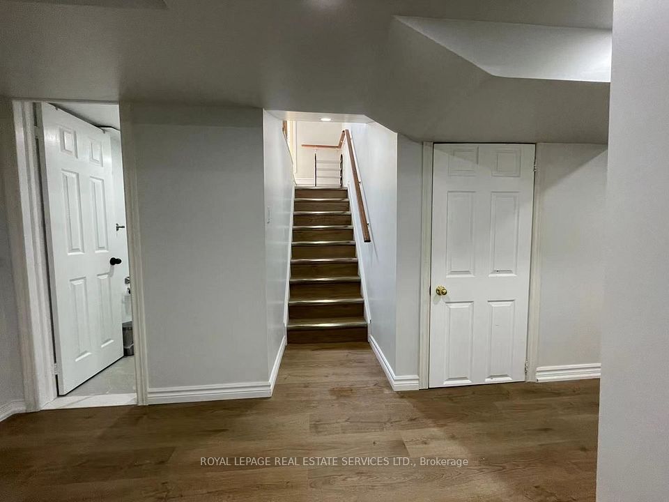 299 Rockcliffe Gardens Lower, Mississauga, ON L5R 1S1 2