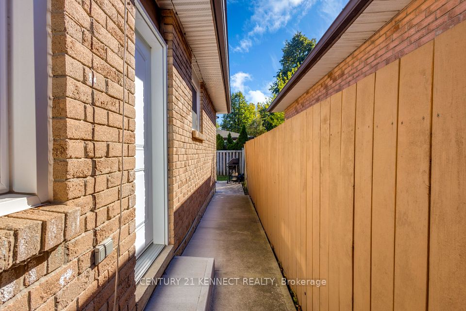 51 Vodden Street W, Brampton, ON L6X 2W6 24
