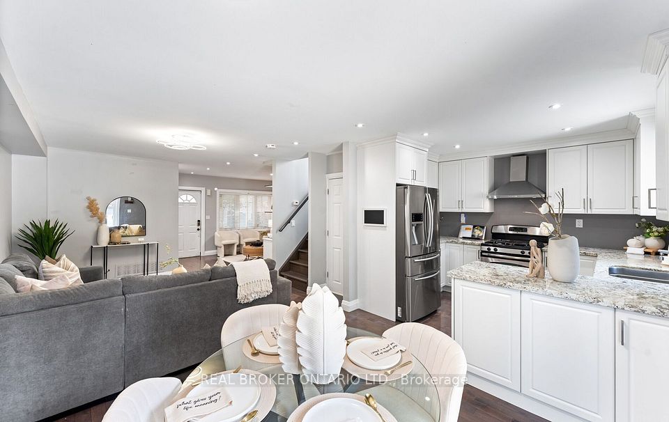 26 Roxaline Street, Toronto, ON M9P 2Y9 3