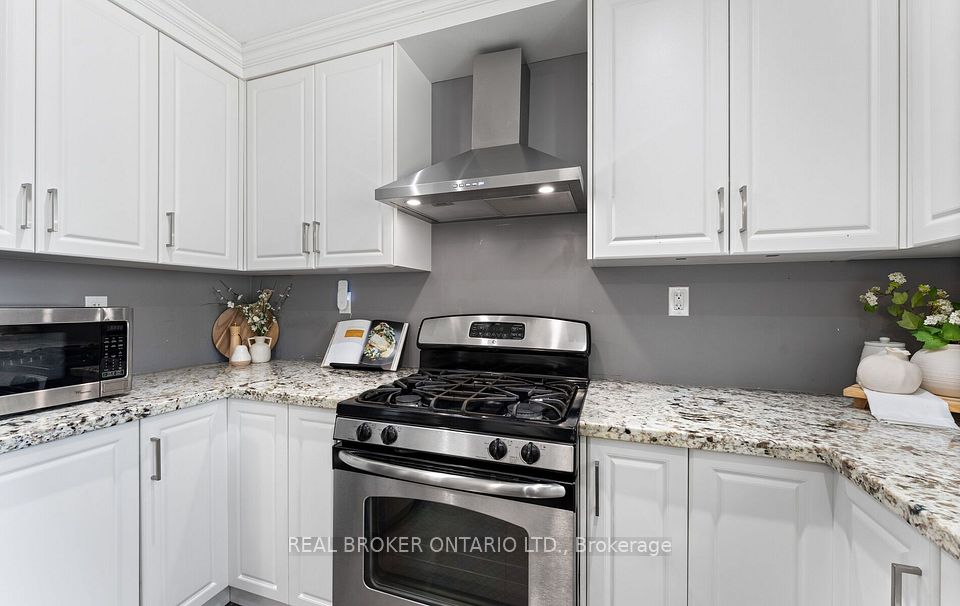 26 Roxaline Street, Toronto, ON M9P 2Y9 8