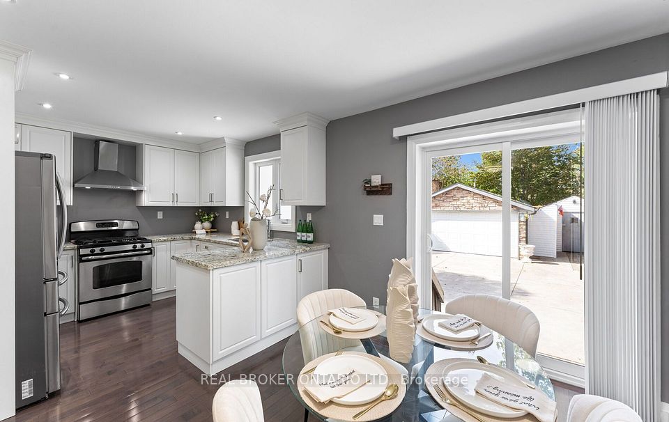 26 Roxaline Street, Toronto, ON M9P 2Y9 5
