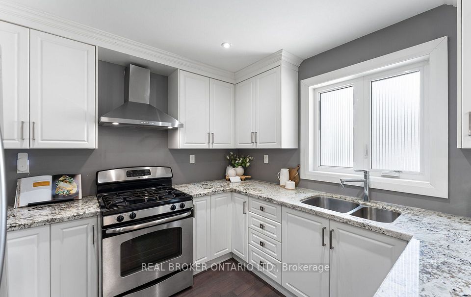 26 Roxaline Street, Toronto, ON M9P 2Y9 7