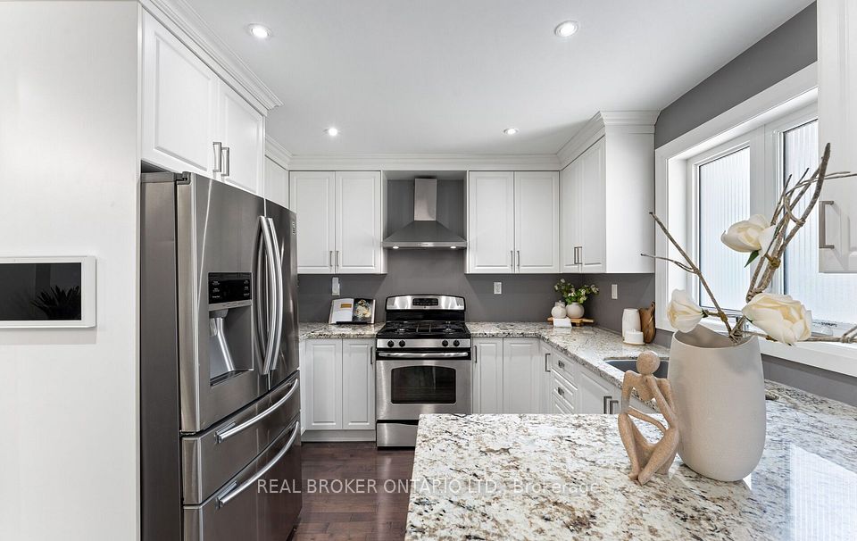 26 Roxaline Street, Toronto, ON M9P 2Y9 6